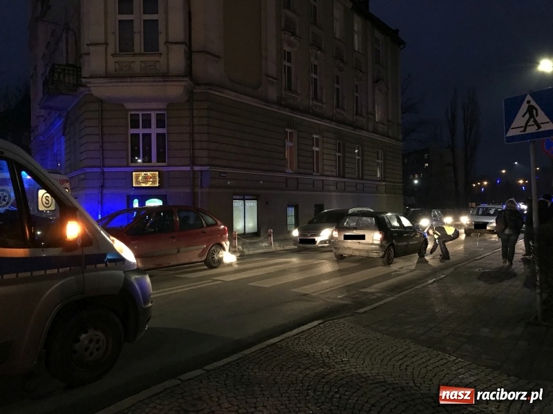 Zdjęcie w galerii na portalu naszraciborz.pl: Piątkowy wypadek na Podwalu. 82-latka z obrażeniami trafiła do szpitala wiadomości z regionu