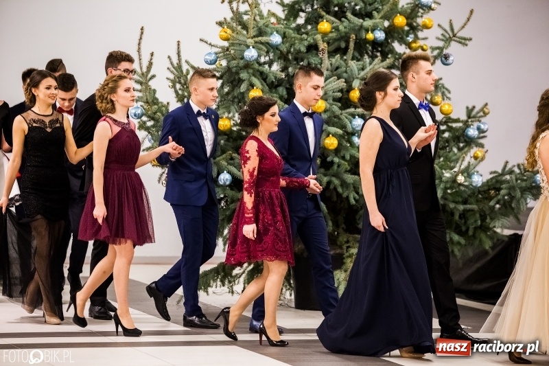 Zdjęcie w galerii na portalu naszraciborz.pl: Studniówki 2018. Pierwszego poloneza zatańczyli maturzyści ZSOMS FOTO i WIDEO wiadomości z regionu