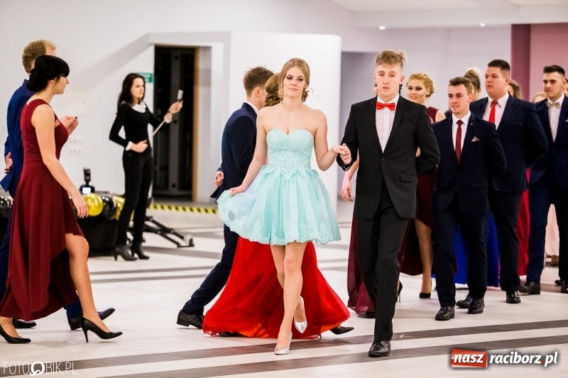 Zdjęcie w galerii na portalu naszraciborz.pl: Studniówki 2018. Pierwszego poloneza zatańczyli maturzyści ZSOMS FOTO i WIDEO wiadomości z regionu