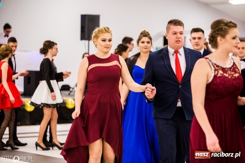 Zdjęcie w galerii na portalu naszraciborz.pl: Studniówki 2018. Pierwszego poloneza zatańczyli maturzyści ZSOMS FOTO i WIDEO wiadomości z regionu