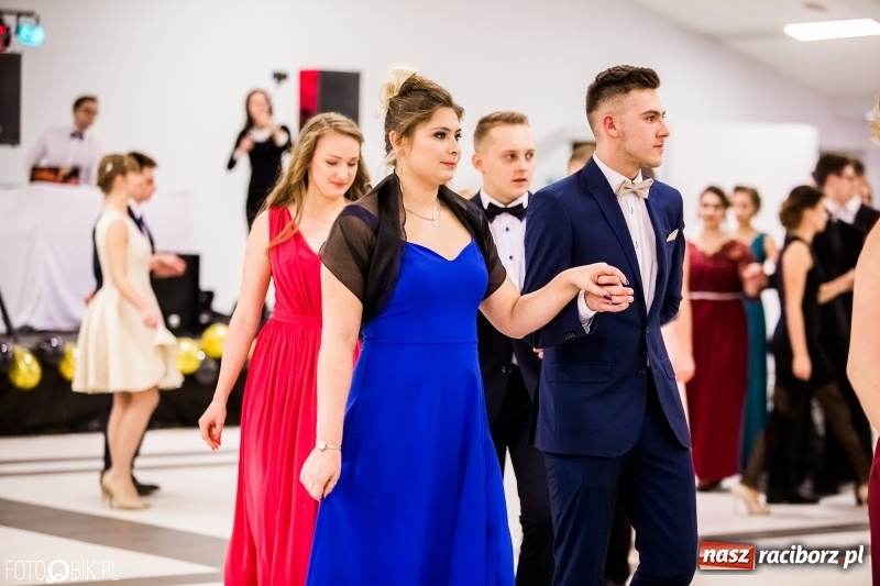 Zdjęcie w galerii na portalu naszraciborz.pl: Studniówki 2018. Pierwszego poloneza zatańczyli maturzyści ZSOMS FOTO i WIDEO wiadomości z regionu