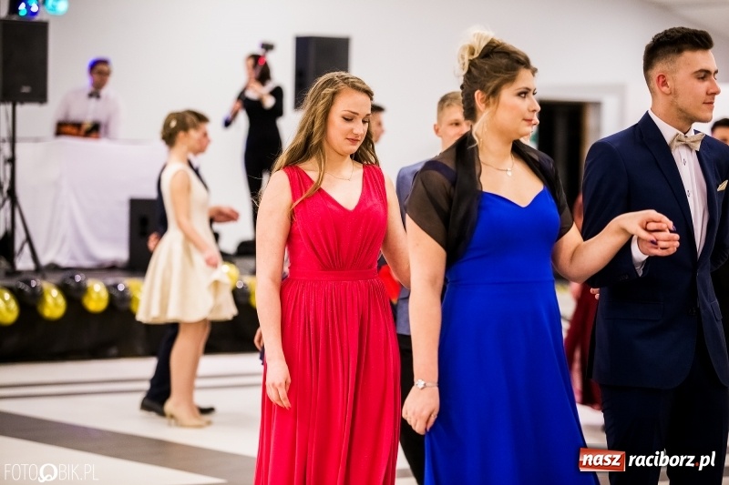 Zdjęcie w galerii na portalu naszraciborz.pl: Studniówki 2018. Pierwszego poloneza zatańczyli maturzyści ZSOMS FOTO i WIDEO wiadomości z regionu