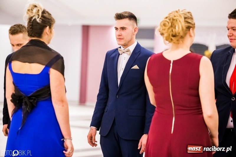 Zdjęcie w galerii na portalu naszraciborz.pl: Studniówki 2018. Pierwszego poloneza zatańczyli maturzyści ZSOMS FOTO i WIDEO wiadomości z regionu