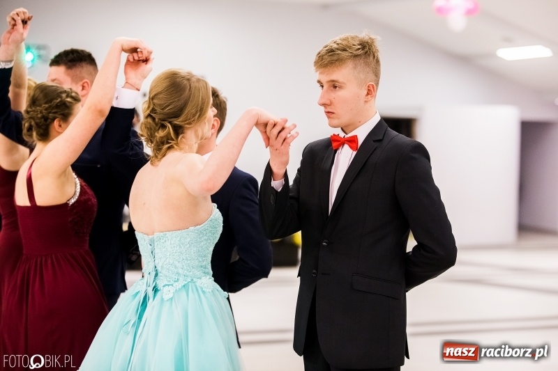 Zdjęcie w galerii na portalu naszraciborz.pl: Studniówki 2018. Pierwszego poloneza zatańczyli maturzyści ZSOMS FOTO i WIDEO wiadomości z regionu