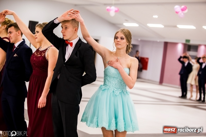 Zdjęcie w galerii na portalu naszraciborz.pl: Studniówki 2018. Pierwszego poloneza zatańczyli maturzyści ZSOMS FOTO i WIDEO wiadomości z regionu