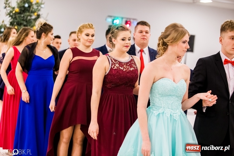 Zdjęcie w galerii na portalu naszraciborz.pl: Studniówki 2018. Pierwszego poloneza zatańczyli maturzyści ZSOMS FOTO i WIDEO wiadomości z regionu