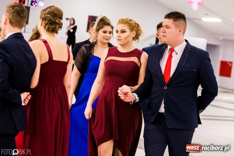Zdjęcie w galerii na portalu naszraciborz.pl: Studniówki 2018. Pierwszego poloneza zatańczyli maturzyści ZSOMS FOTO i WIDEO wiadomości z regionu