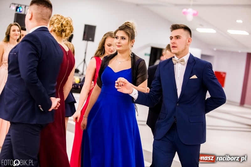 Zdjęcie w galerii na portalu naszraciborz.pl: Studniówki 2018. Pierwszego poloneza zatańczyli maturzyści ZSOMS FOTO i WIDEO wiadomości z regionu