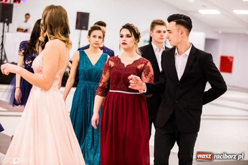 Zdjęcie w galerii na portalu naszraciborz.pl: Studniówki 2018. Pierwszego poloneza zatańczyli maturzyści ZSOMS FOTO i WIDEO wiadomości z regionu
