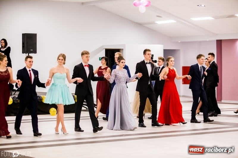 Zdjęcie w galerii na portalu naszraciborz.pl: Studniówki 2018. Pierwszego poloneza zatańczyli maturzyści ZSOMS FOTO i WIDEO wiadomości z regionu