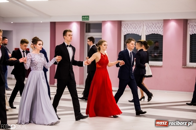 Zdjęcie w galerii na portalu naszraciborz.pl: Studniówki 2018. Pierwszego poloneza zatańczyli maturzyści ZSOMS FOTO i WIDEO wiadomości z regionu