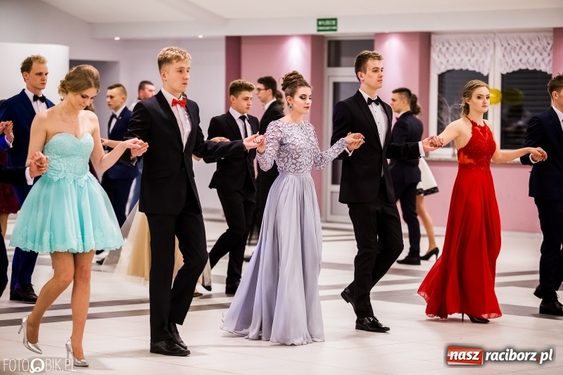 Zdjęcie w galerii na portalu naszraciborz.pl: Studniówki 2018. Pierwszego poloneza zatańczyli maturzyści ZSOMS FOTO i WIDEO wiadomości z regionu
