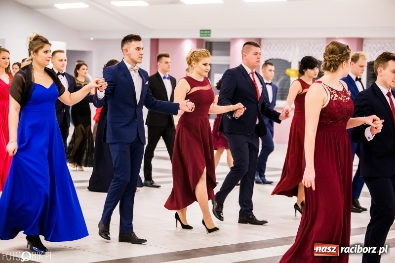Zdjęcie w galerii na portalu naszraciborz.pl: Studniówki 2018. Pierwszego poloneza zatańczyli maturzyści ZSOMS FOTO i WIDEO wiadomości z regionu