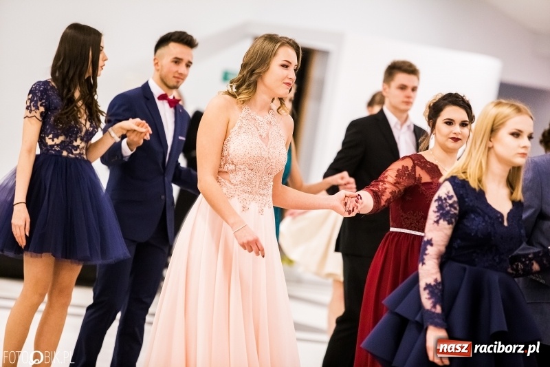 Zdjęcie w galerii na portalu naszraciborz.pl: Studniówki 2018. Pierwszego poloneza zatańczyli maturzyści ZSOMS FOTO i WIDEO wiadomości z regionu