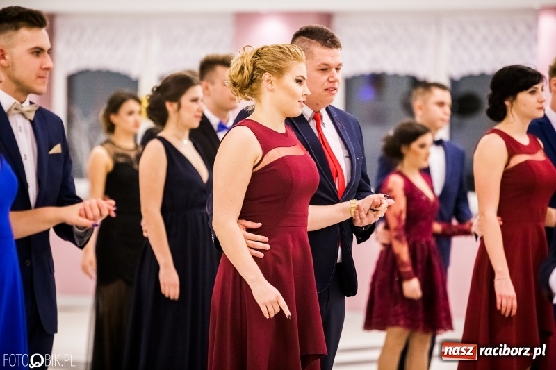 Zdjęcie w galerii na portalu naszraciborz.pl: Studniówki 2018. Pierwszego poloneza zatańczyli maturzyści ZSOMS FOTO i WIDEO wiadomości z regionu