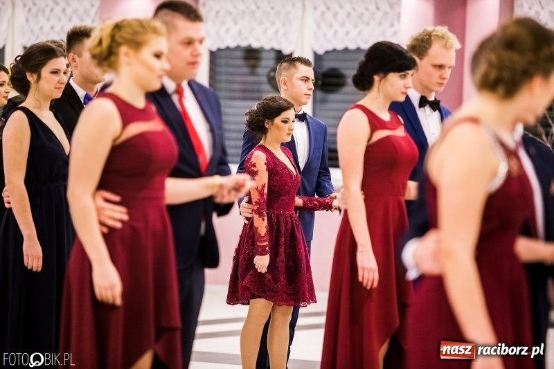 Zdjęcie w galerii na portalu naszraciborz.pl: Studniówki 2018. Pierwszego poloneza zatańczyli maturzyści ZSOMS FOTO i WIDEO wiadomości z regionu