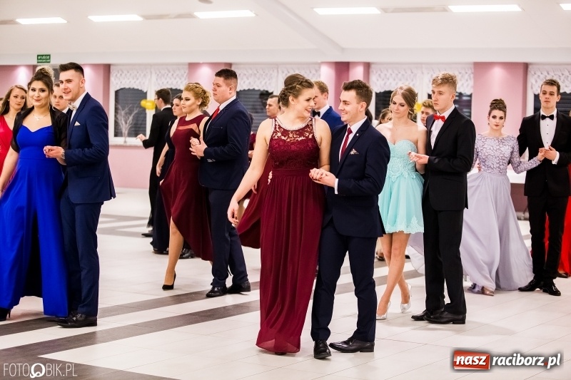 Zdjęcie w galerii na portalu naszraciborz.pl: Studniówki 2018. Pierwszego poloneza zatańczyli maturzyści ZSOMS FOTO i WIDEO wiadomości z regionu