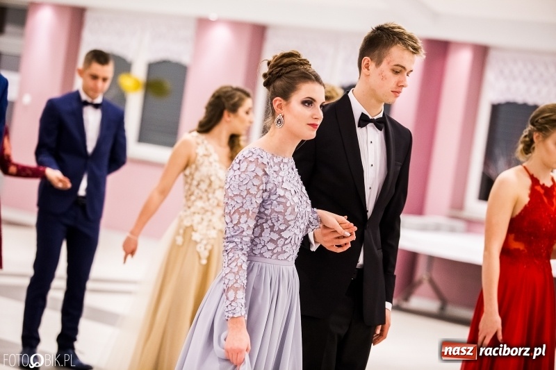 Zdjęcie w galerii na portalu naszraciborz.pl: Studniówki 2018. Pierwszego poloneza zatańczyli maturzyści ZSOMS FOTO i WIDEO wiadomości z regionu