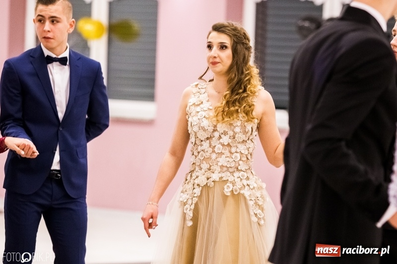 Zdjęcie w galerii na portalu naszraciborz.pl: Studniówki 2018. Pierwszego poloneza zatańczyli maturzyści ZSOMS FOTO i WIDEO wiadomości z regionu