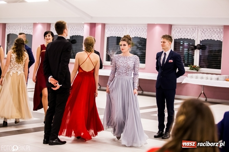 Zdjęcie w galerii na portalu naszraciborz.pl: Studniówki 2018. Pierwszego poloneza zatańczyli maturzyści ZSOMS FOTO i WIDEO wiadomości z regionu