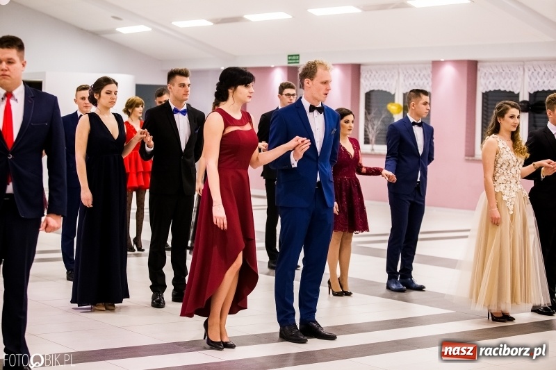 Zdjęcie w galerii na portalu naszraciborz.pl: Studniówki 2018. Pierwszego poloneza zatańczyli maturzyści ZSOMS FOTO i WIDEO wiadomości z regionu
