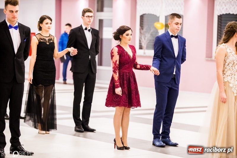 Zdjęcie w galerii na portalu naszraciborz.pl: Studniówki 2018. Pierwszego poloneza zatańczyli maturzyści ZSOMS FOTO i WIDEO wiadomości z regionu
