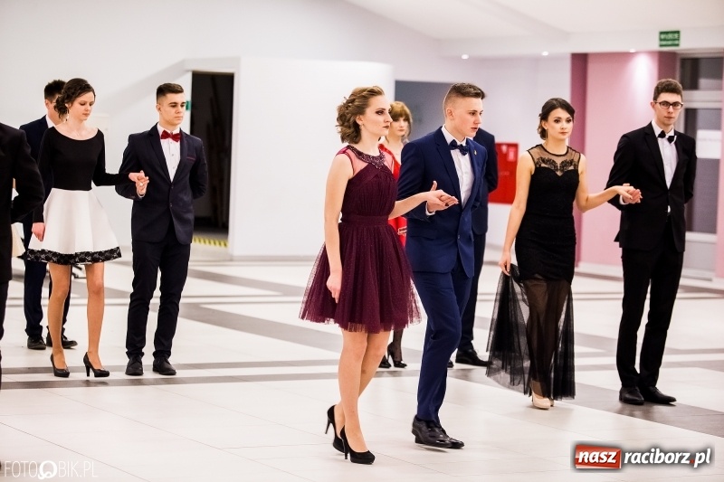 Zdjęcie w galerii na portalu naszraciborz.pl: Studniówki 2018. Pierwszego poloneza zatańczyli maturzyści ZSOMS FOTO i WIDEO wiadomości z regionu