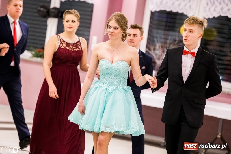 Zdjęcie w galerii na portalu naszraciborz.pl: Studniówki 2018. Pierwszego poloneza zatańczyli maturzyści ZSOMS FOTO i WIDEO wiadomości z regionu