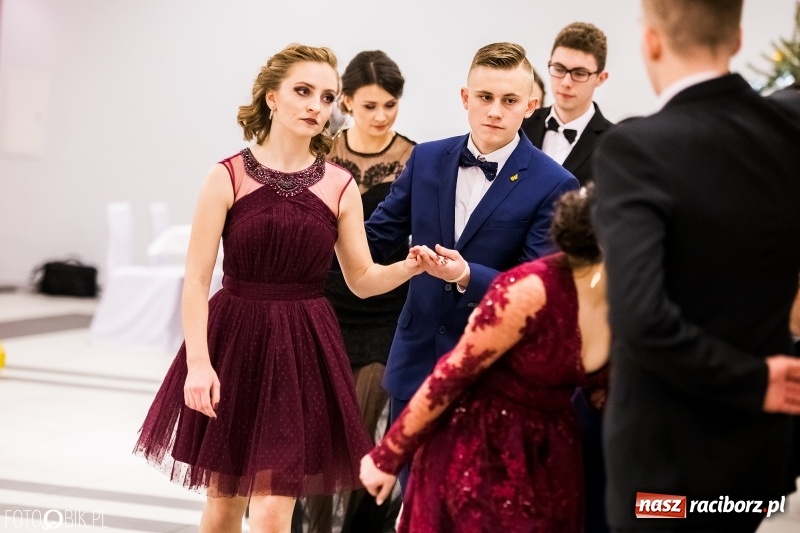 Zdjęcie w galerii na portalu naszraciborz.pl: Studniówki 2018. Pierwszego poloneza zatańczyli maturzyści ZSOMS FOTO i WIDEO wiadomości z regionu