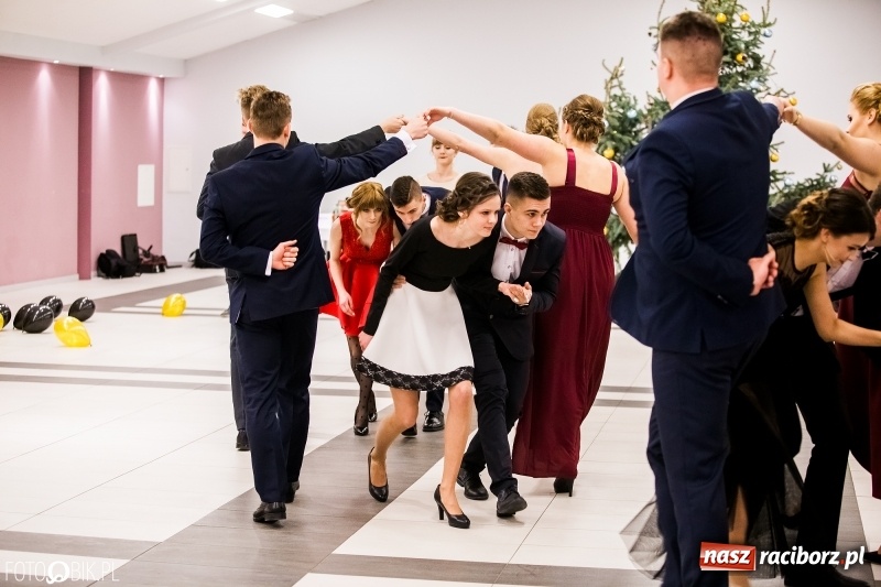 Zdjęcie w galerii na portalu naszraciborz.pl: Studniówki 2018. Pierwszego poloneza zatańczyli maturzyści ZSOMS FOTO i WIDEO wiadomości z regionu