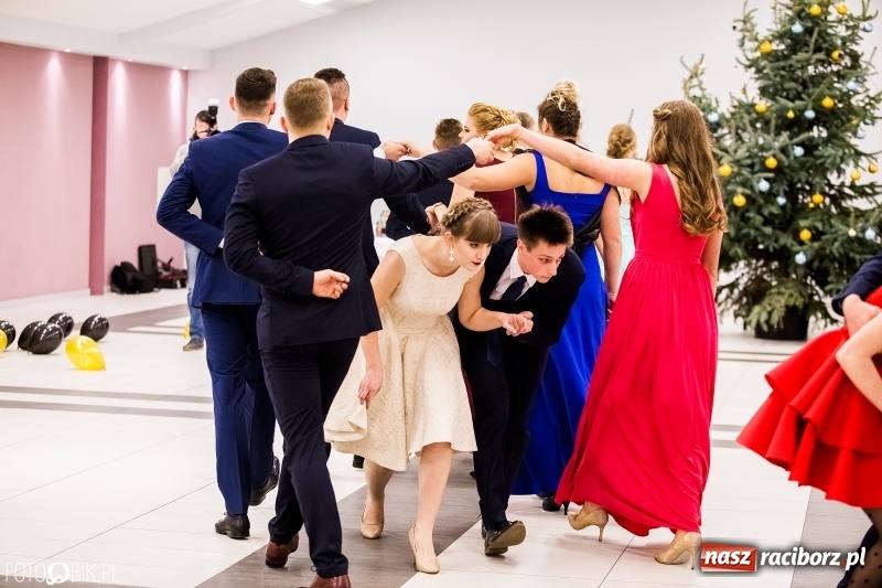 Zdjęcie w galerii na portalu naszraciborz.pl: Studniówki 2018. Pierwszego poloneza zatańczyli maturzyści ZSOMS FOTO i WIDEO wiadomości z regionu
