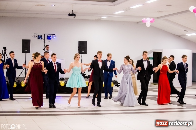 Zdjęcie w galerii na portalu naszraciborz.pl: Studniówki 2018. Pierwszego poloneza zatańczyli maturzyści ZSOMS FOTO i WIDEO wiadomości z regionu