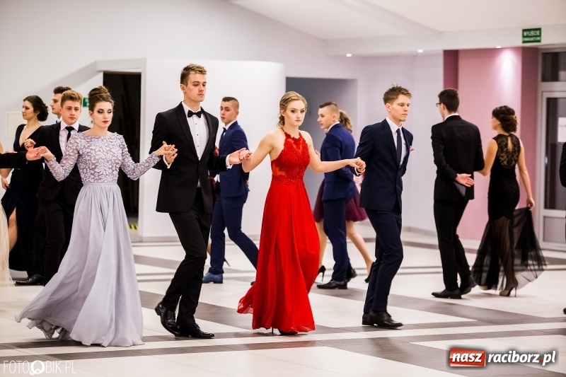 Zdjęcie w galerii na portalu naszraciborz.pl: Studniówki 2018. Pierwszego poloneza zatańczyli maturzyści ZSOMS FOTO i WIDEO wiadomości z regionu