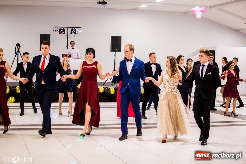 Zdjęcie w galerii na portalu naszraciborz.pl: Studniówki 2018. Pierwszego poloneza zatańczyli maturzyści ZSOMS FOTO i WIDEO wiadomości z regionu