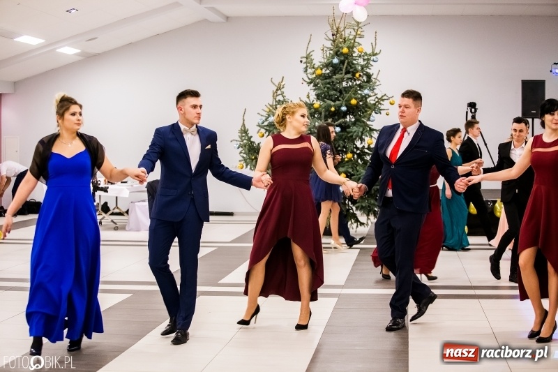 Zdjęcie w galerii na portalu naszraciborz.pl: Studniówki 2018. Pierwszego poloneza zatańczyli maturzyści ZSOMS FOTO i WIDEO wiadomości z regionu