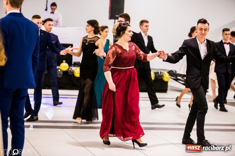 Zdjęcie w galerii na portalu naszraciborz.pl: Studniówki 2018. Pierwszego poloneza zatańczyli maturzyści ZSOMS FOTO i WIDEO wiadomości z regionu