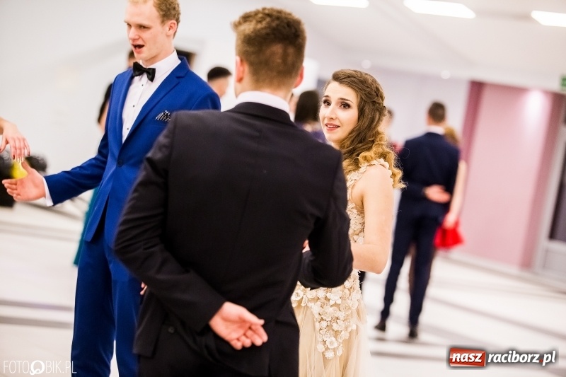 Zdjęcie w galerii na portalu naszraciborz.pl: Studniówki 2018. Pierwszego poloneza zatańczyli maturzyści ZSOMS FOTO i WIDEO wiadomości z regionu