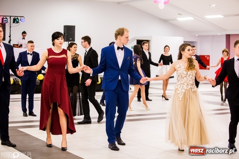 Zdjęcie w galerii na portalu naszraciborz.pl: Studniówki 2018. Pierwszego poloneza zatańczyli maturzyści ZSOMS FOTO i WIDEO wiadomości z regionu