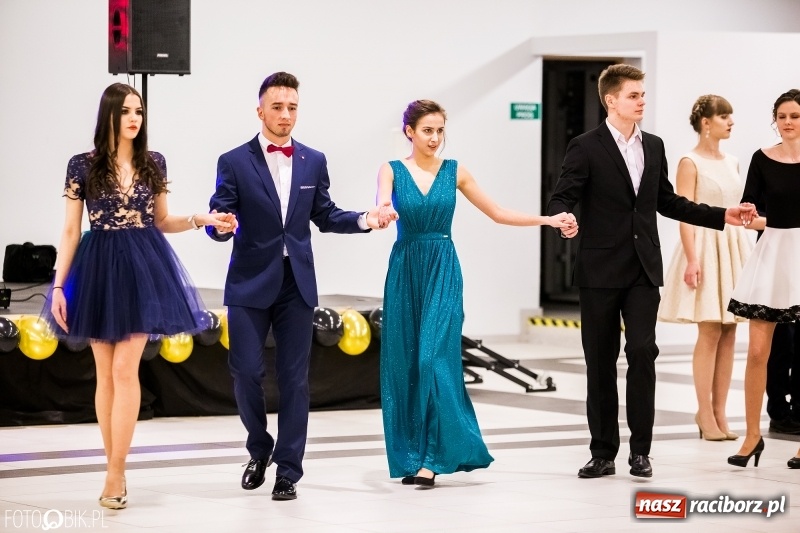 Zdjęcie w galerii na portalu naszraciborz.pl: Studniówki 2018. Pierwszego poloneza zatańczyli maturzyści ZSOMS FOTO i WIDEO wiadomości z regionu