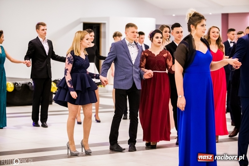 Zdjęcie w galerii na portalu naszraciborz.pl: Studniówki 2018. Pierwszego poloneza zatańczyli maturzyści ZSOMS FOTO i WIDEO wiadomości z regionu
