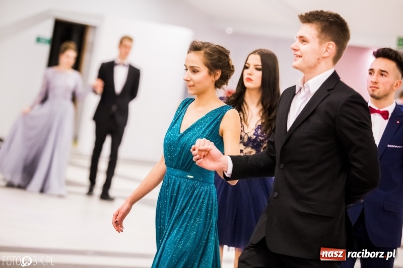 Zdjęcie w galerii na portalu naszraciborz.pl: Studniówki 2018. Pierwszego poloneza zatańczyli maturzyści ZSOMS FOTO i WIDEO wiadomości z regionu