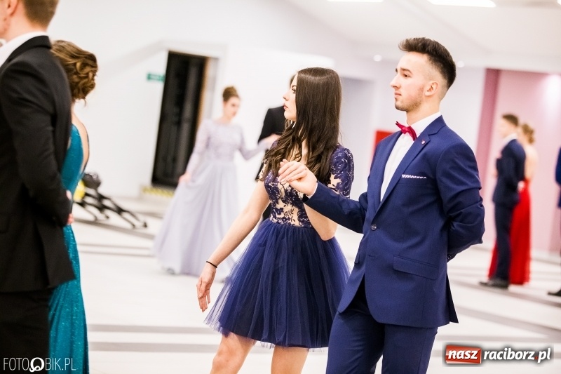 Zdjęcie w galerii na portalu naszraciborz.pl: Studniówki 2018. Pierwszego poloneza zatańczyli maturzyści ZSOMS FOTO i WIDEO wiadomości z regionu
