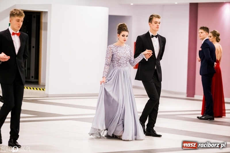 Zdjęcie w galerii na portalu naszraciborz.pl: Studniówki 2018. Pierwszego poloneza zatańczyli maturzyści ZSOMS FOTO i WIDEO wiadomości z regionu