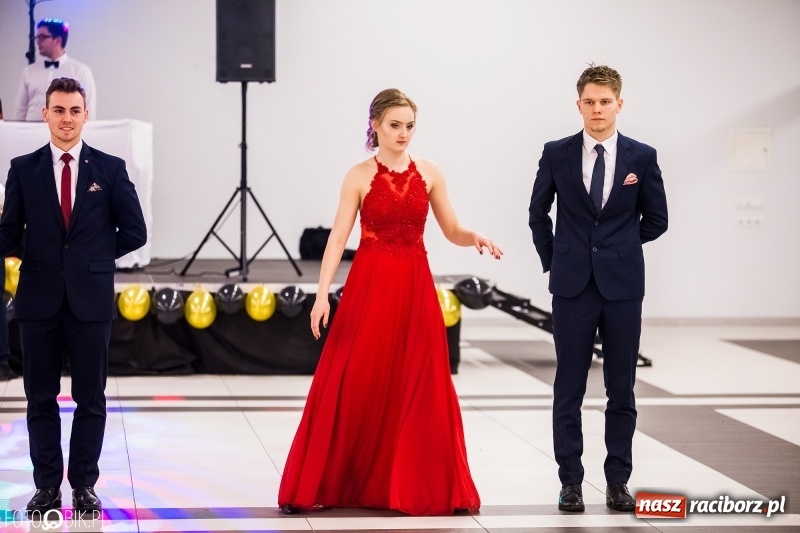Zdjęcie w galerii na portalu naszraciborz.pl: Studniówki 2018. Pierwszego poloneza zatańczyli maturzyści ZSOMS FOTO i WIDEO wiadomości z regionu
