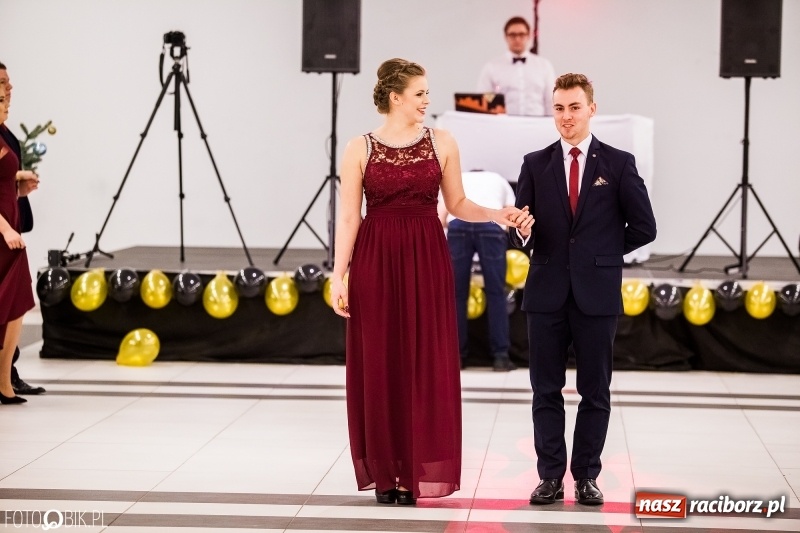 Zdjęcie w galerii na portalu naszraciborz.pl: Studniówki 2018. Pierwszego poloneza zatańczyli maturzyści ZSOMS FOTO i WIDEO wiadomości z regionu