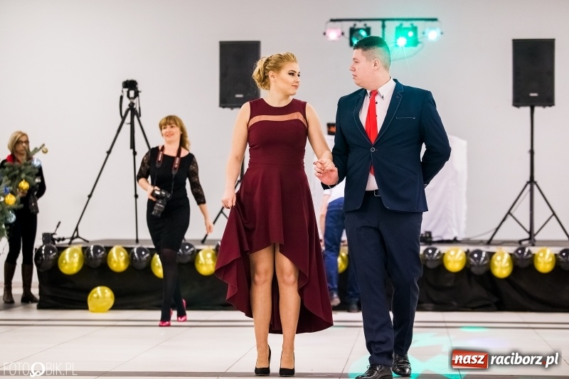 Zdjęcie w galerii na portalu naszraciborz.pl: Studniówki 2018. Pierwszego poloneza zatańczyli maturzyści ZSOMS FOTO i WIDEO wiadomości z regionu