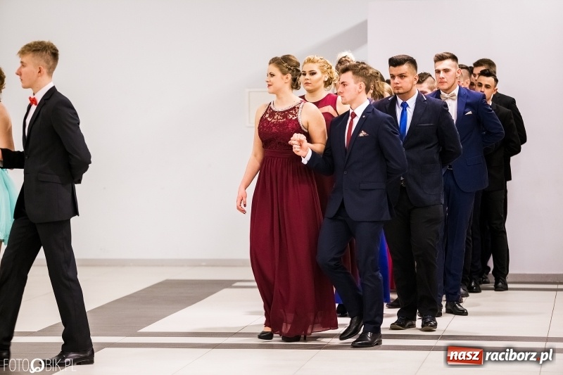 Zdjęcie w galerii na portalu naszraciborz.pl: Studniówki 2018. Pierwszego poloneza zatańczyli maturzyści ZSOMS FOTO i WIDEO wiadomości z regionu