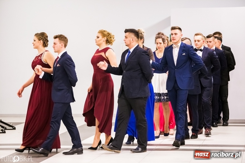 Zdjęcie w galerii na portalu naszraciborz.pl: Studniówki 2018. Pierwszego poloneza zatańczyli maturzyści ZSOMS FOTO i WIDEO wiadomości z regionu