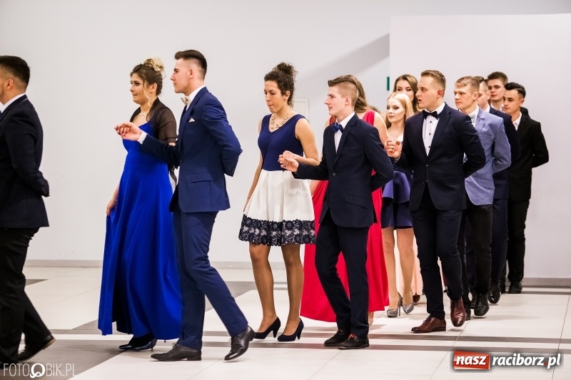 Zdjęcie w galerii na portalu naszraciborz.pl: Studniówki 2018. Pierwszego poloneza zatańczyli maturzyści ZSOMS FOTO i WIDEO wiadomości z regionu
