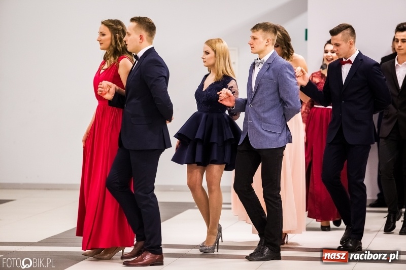 Zdjęcie w galerii na portalu naszraciborz.pl: Studniówki 2018. Pierwszego poloneza zatańczyli maturzyści ZSOMS FOTO i WIDEO wiadomości z regionu